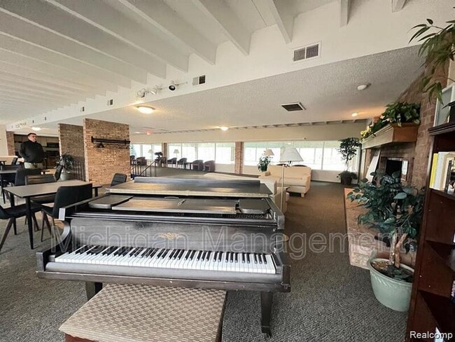 Building Photo - 2150 Pauline Blvd