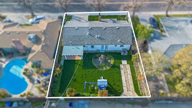 Building Photo - 1415 W Roseburg Ave