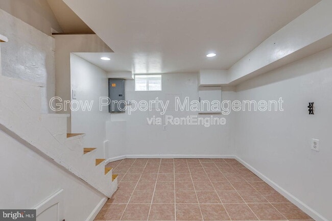 Building Photo - 331 Titan St