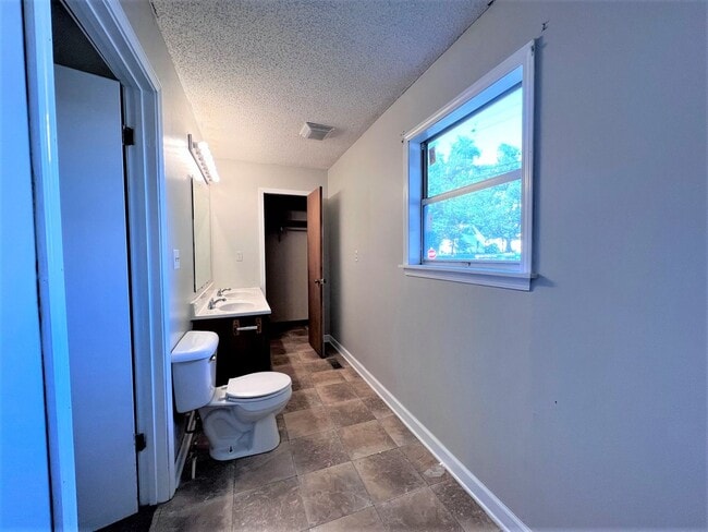Building Photo - Charming Brick Home with Back Deck!