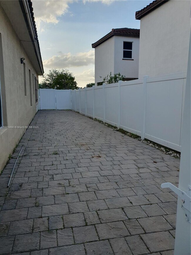 Building Photo - 9171 SW 169th Pl