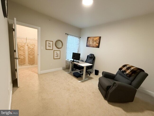 Building Photo - 16 Lochiel Ln