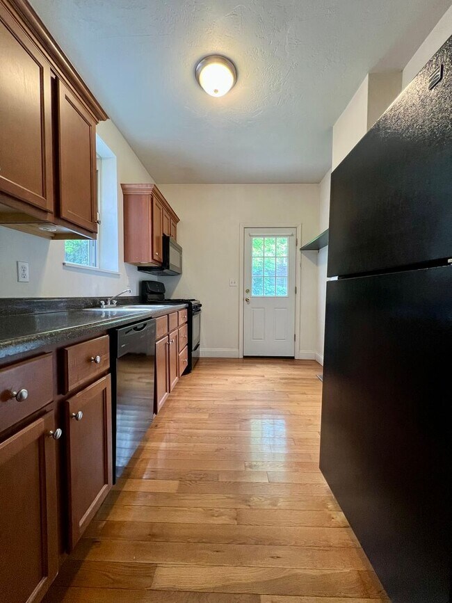 Building Photo - Lovely Two Bedroom Townhome with Hardwood Floors throughout! Washer & Dryer Provided!