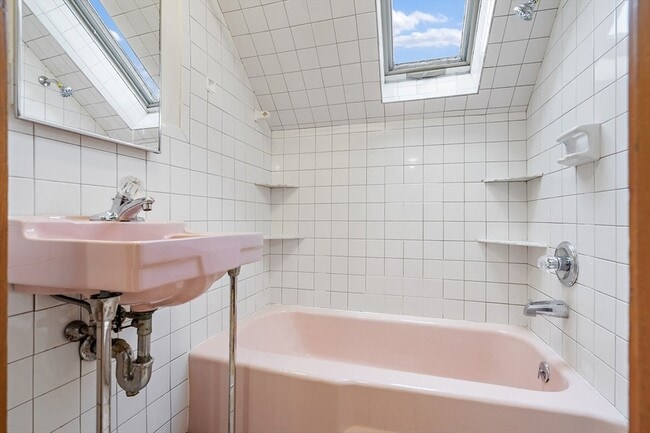 Building Photo - 2 Sutherland St