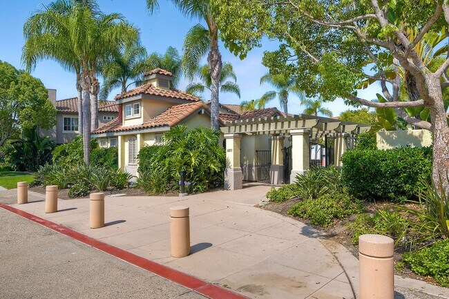 Building Photo - Immaculate Town Home in the Valencia Commu...