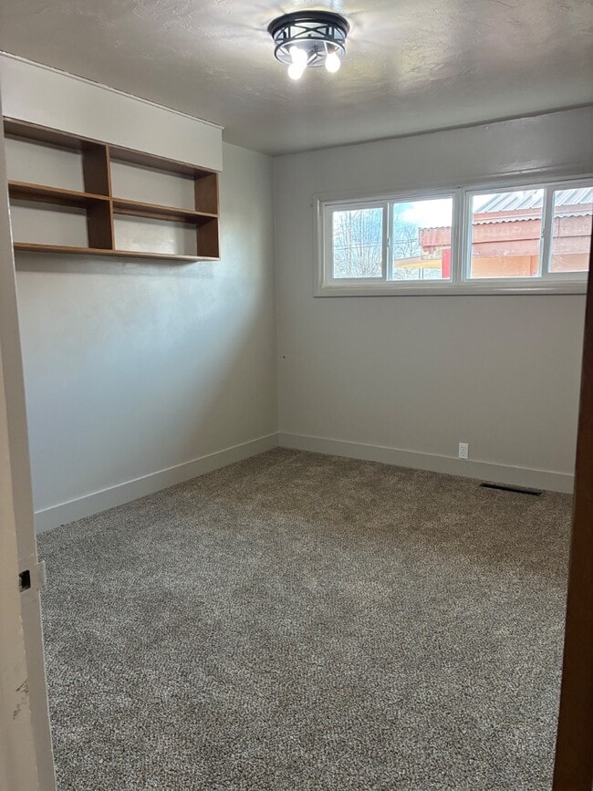 Building Photo - 1001 7th St