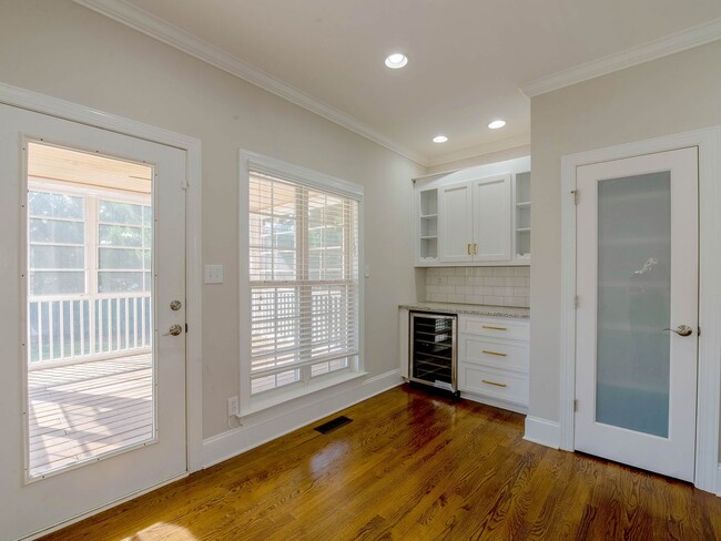 Building Photo - Move in ready Cotswold dream home.