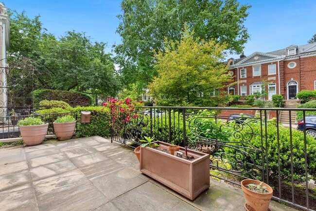 Building Photo - Available Now! 4 Bedroom  3.5  Bathroom Townhouse //Woodley Park// Garage, Driveway & 3 Levels of...