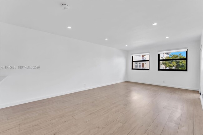 Building Photo - 8160 Geneva Ct