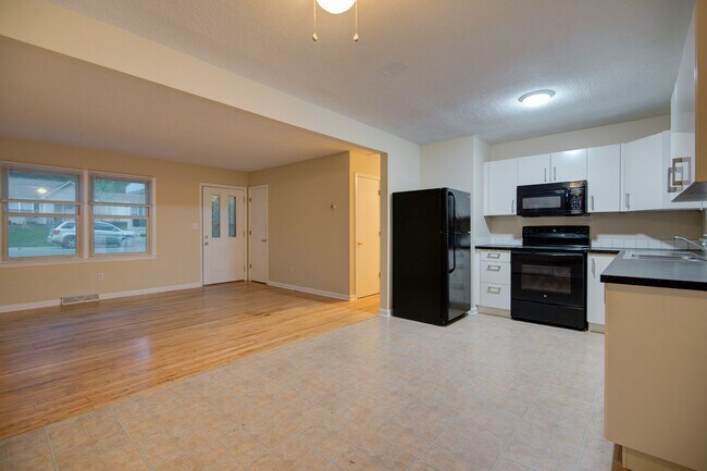 Building Photo - COMING SOON! Charming 3 Beds and 1 Bath Ra...
