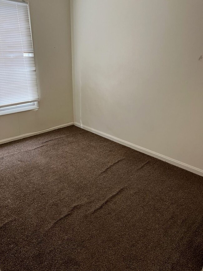 Building Photo - Swan Street Triplex