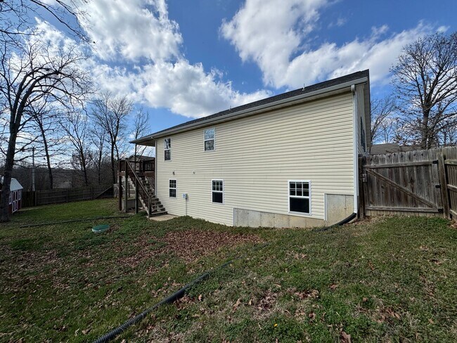 Building Photo - Beautiful spacious home in Waynesville