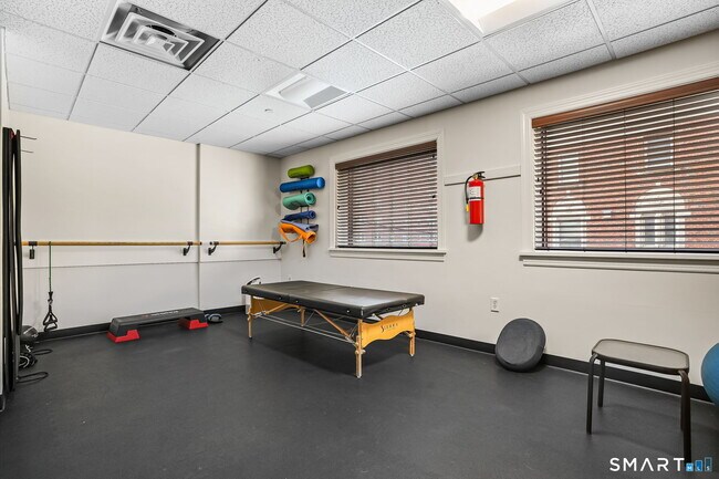 Building Photo - 143 Hoyt St