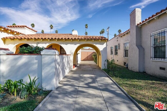 Building Photo - 3800 Roxton Ave