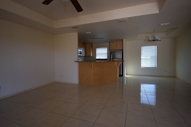 Building Photo - 1402 W Carmen Ave