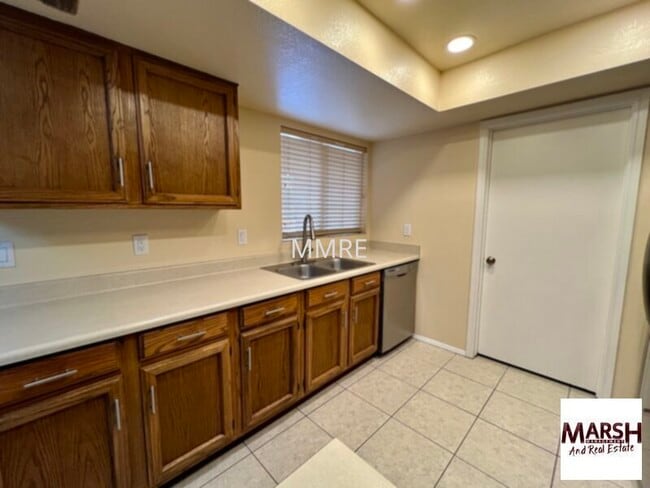 Building Photo - 2 bedroom plus den in beautiful Dobson Ranch!