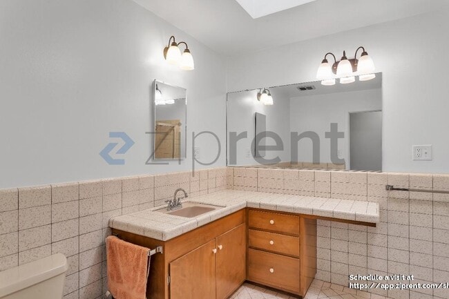 Building Photo - 280 Prague St