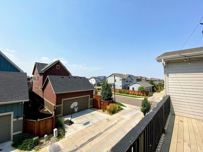 Building Photo - 5447 Valentia St