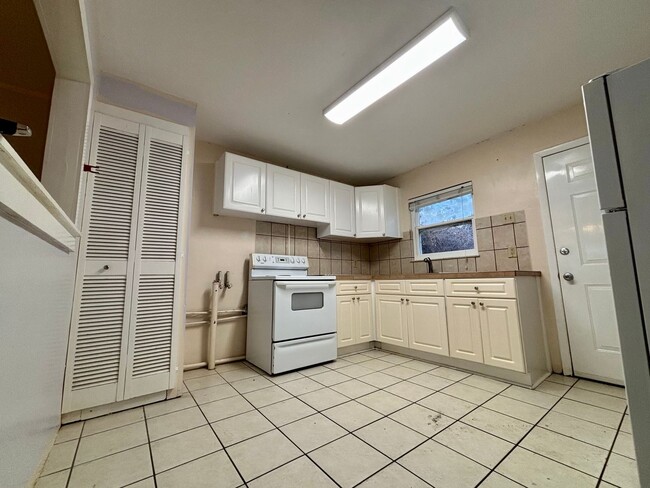 Building Photo - 415 Romana