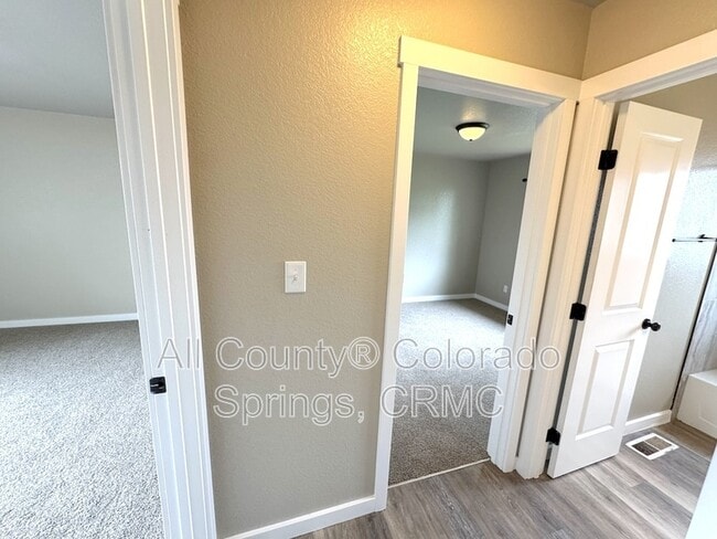 Building Photo - 1480 Hiawatha Dr