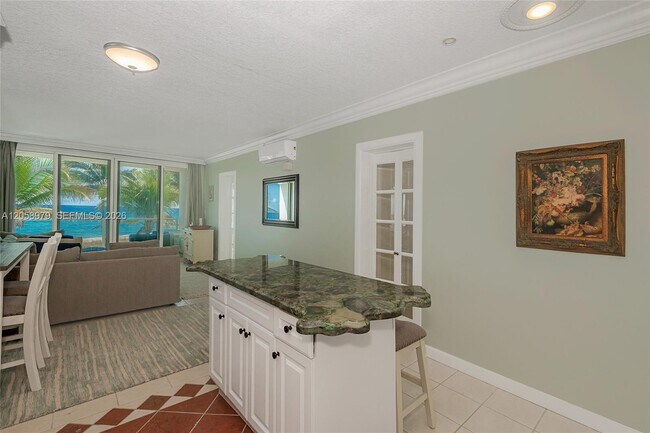 Building Photo - 1041 Hillsboro Mile