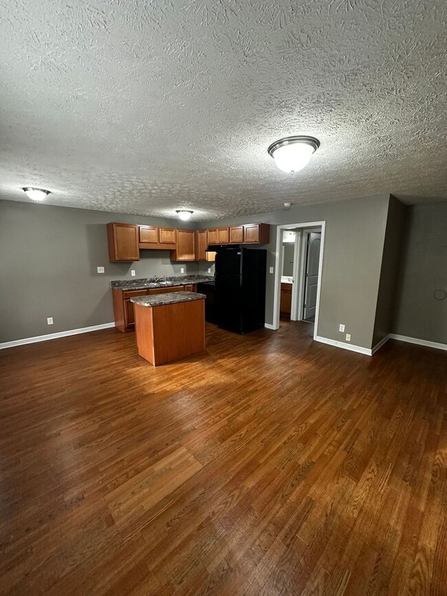 Building Photo - Live in Comfort at Evergreen Apartments in Knoxville!