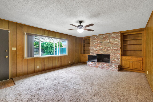 Building Photo - 1564 E Escalon Ave