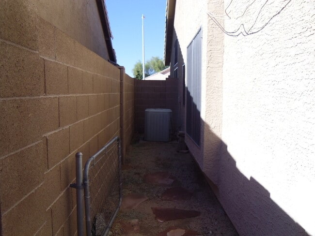 Building Photo - 3 bed 2 bath single level house in core Ch...