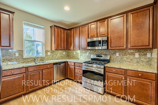 Building Photo - Spacious 3 Bedroom home! Great location!