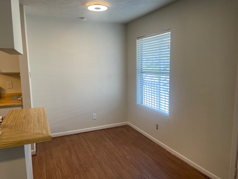 Eat in kitchen or study nook just off the living room and kitchen - 4441 Old College Rd