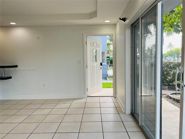 Building Photo - 2033 Calais Dr
