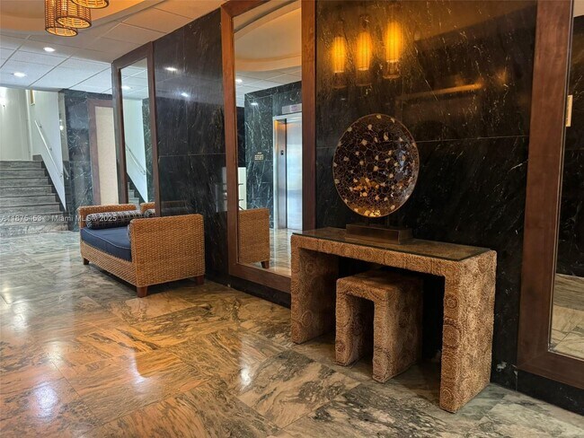 Building Photo - 500 Bayview Dr