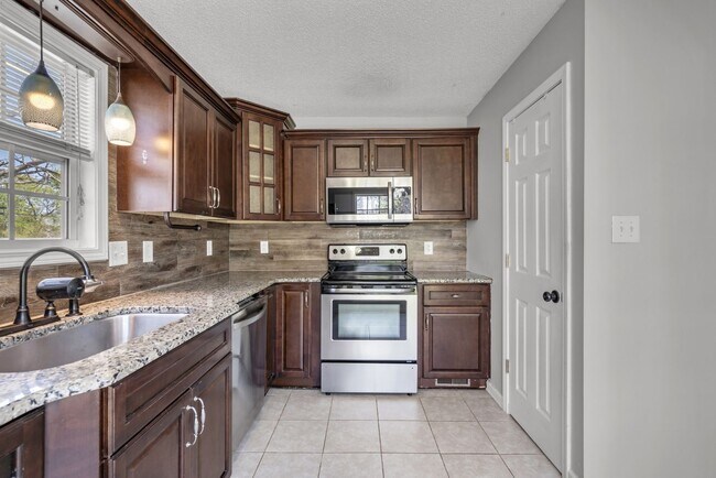 Building Photo - 3 Bedroom 2.5 Bathroom Home!