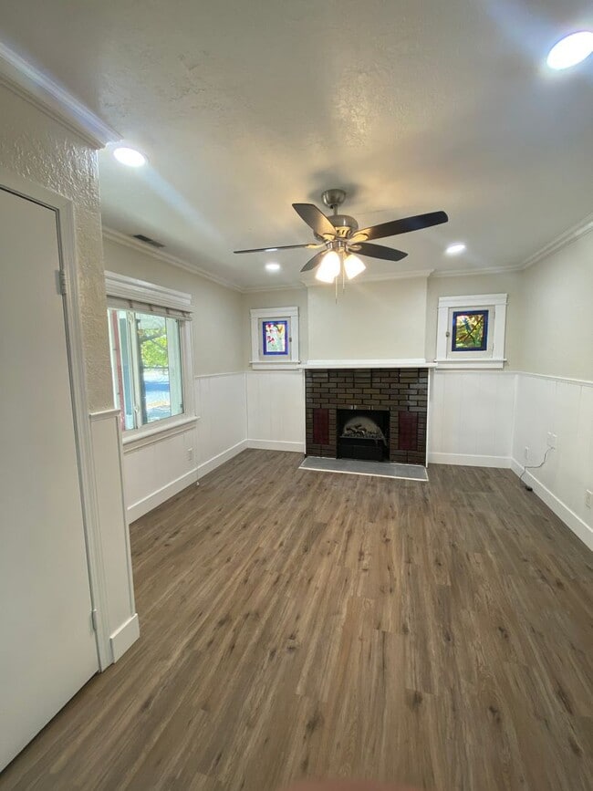 Building Photo - Amazingly Located Home