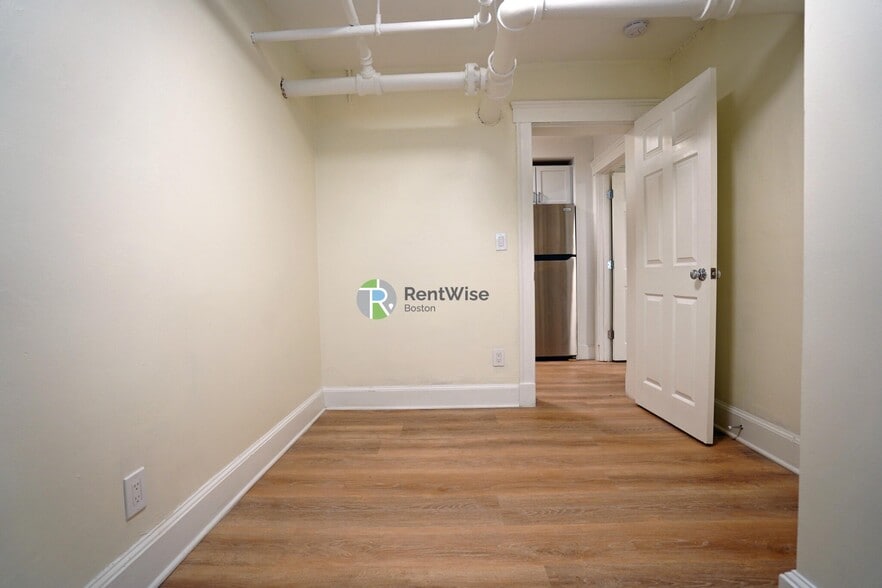 Building Photo - 6 Camelot Ct