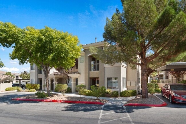 Building Photo - *VERY NICE CONDO IN GATED COMMUNITY !