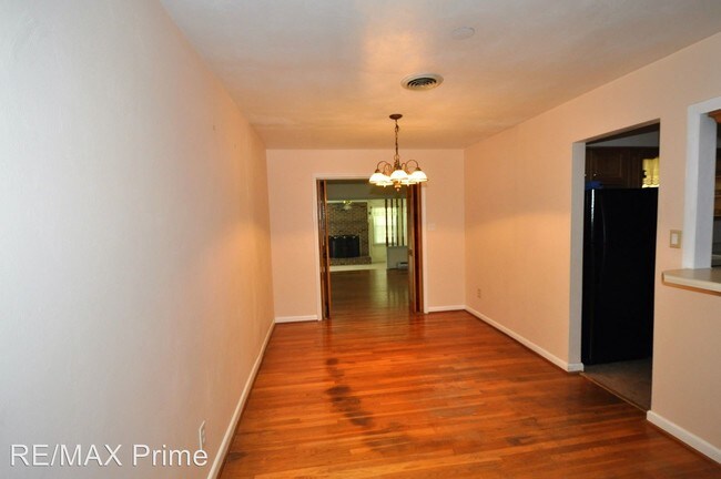 Building Photo - 3 br, 1.5 bath House - 4010 Queenswood Drive