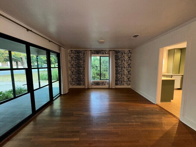 Building Photo - 4711 Fairview Dr