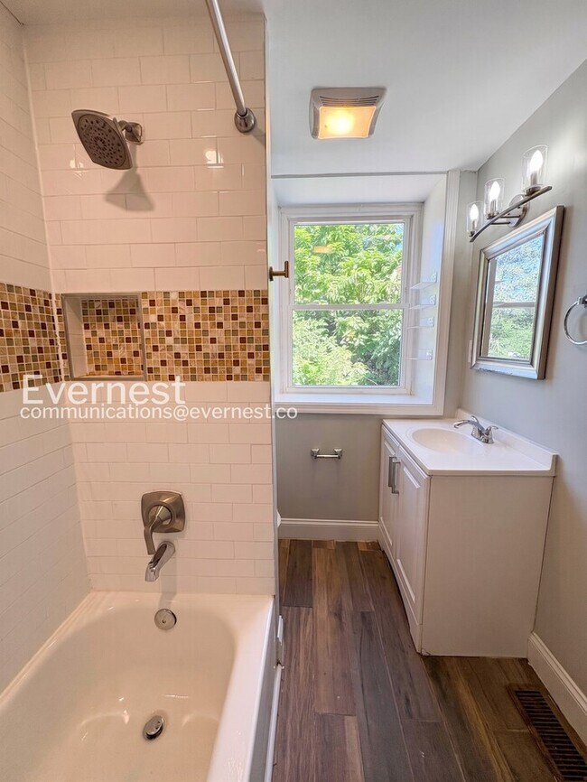Building Photo - 3 Bed/1.5 Bath Townhome with Fenced Yard / Vouchers Accepted / Available Now!