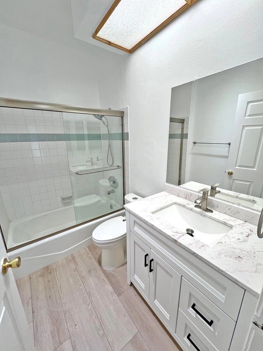 Building Photo - 15507 Moorpark St