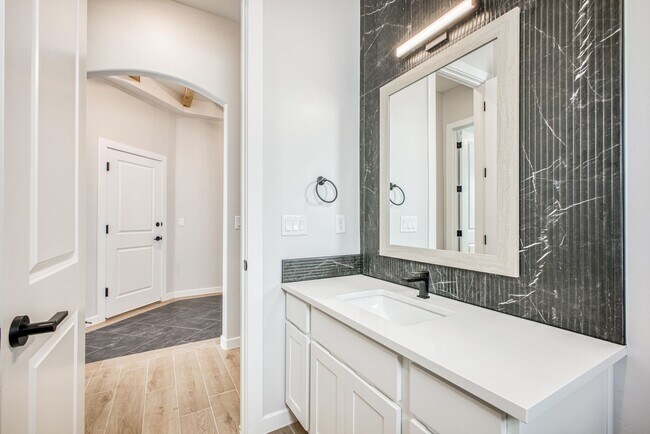 Building Photo - Beautiful East side House 4 bed-2.5 baths, part of The  Club that includes Swimming Pool, Gym, Te...