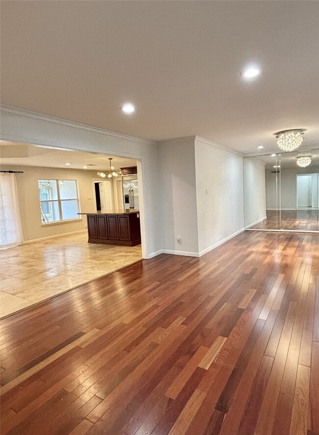 Building Photo - 729 Camelot Ln