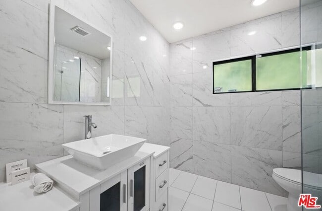 Building Photo - 2617 S Beverly Dr