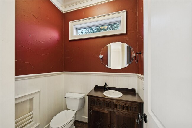 Building Photo - 840 Alexander St