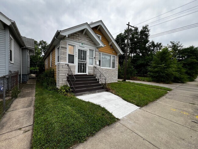 Building Photo - 346 W 113th St