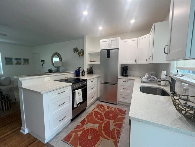 Building Photo - 1800 Pass a Grille Way