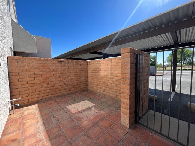 Building Photo - Two bdrm Townhome for RENT in Paradise Val...