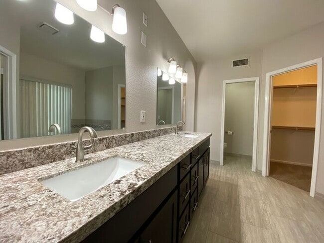 Building Photo - Very nice single level home
