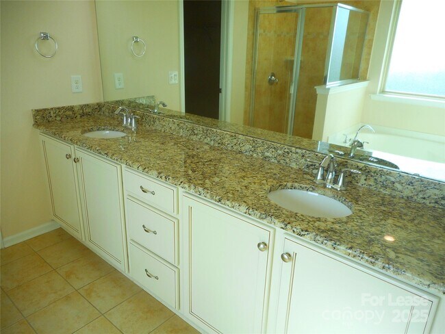 Building Photo - 3038 Oakmere Rd