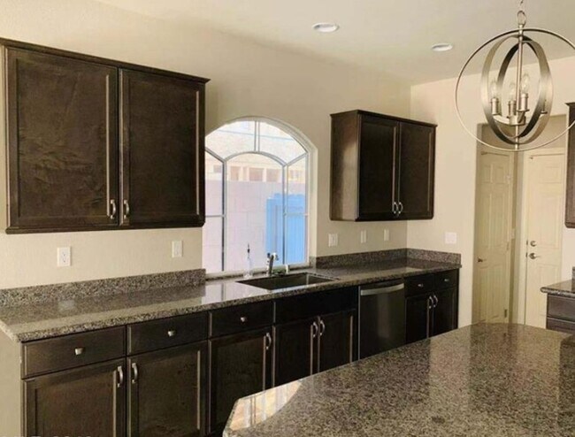 Building Photo - 4 BEDROOMS IN HIGHLANDS RANCH!!!